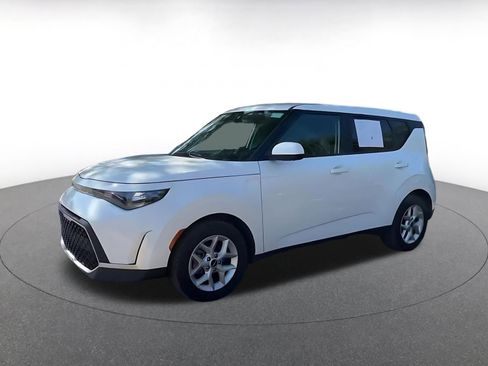 Used 2025 Kia Soul LX w/ LX Technology Package FWD image 8
