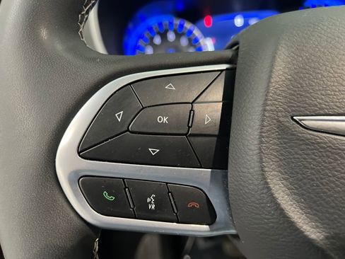 Used 2025 Chrysler Pacifica Select FWD image 54