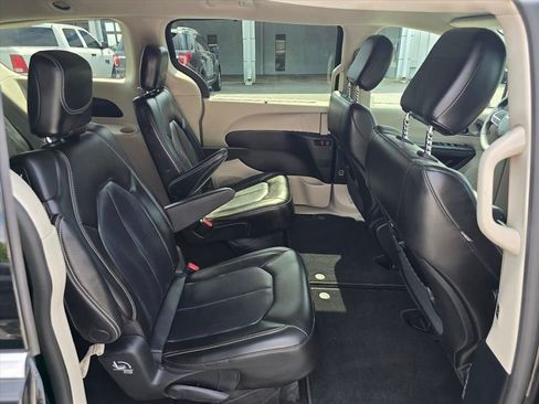 Used 2023 Chrysler Pacifica Touring-L FWD image 13