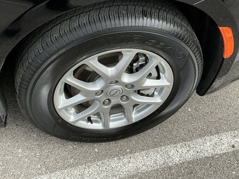 Used 2025 Chrysler Pacifica Select image 16