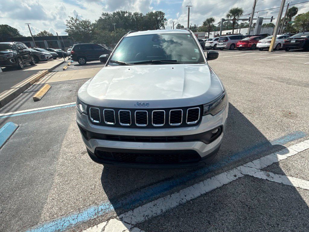 Used 2024 Jeep Compass Latitude AWD/4WD image 5