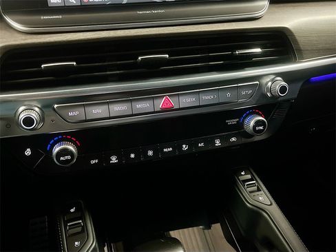 Used 2022 Kia Telluride SX w/ SX Prestige Package image 16