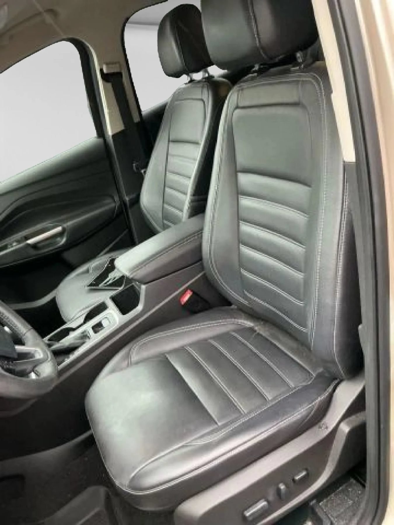 Used 2017 Ford Escape Titanium FWD image 3