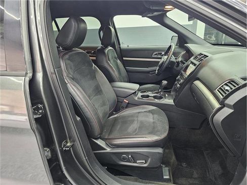 Used 2018 Ford Explorer XLT w/ Equipment Group 202A FWD image 15