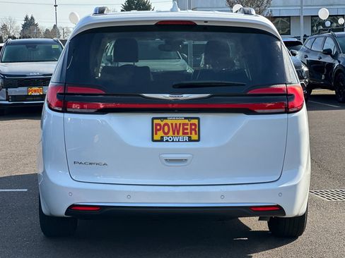 Used 2021 Chrysler Pacifica Touring-L image 5