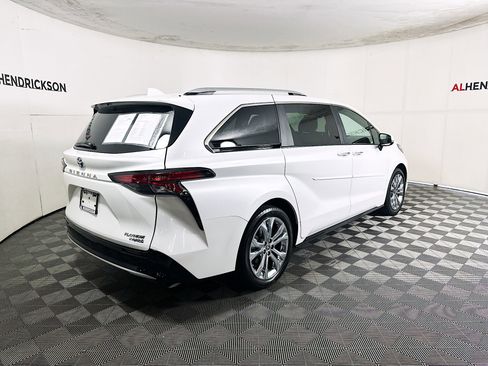 Used 2024 Toyota Sienna Platinum image 3