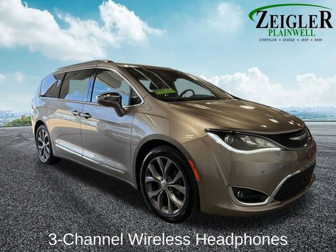 Used 2018 Chrysler Pacifica Limited w/ Tire & Wheel Group FWD image 7
