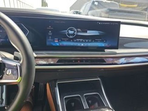 Used 2023 BMW 740i image 4