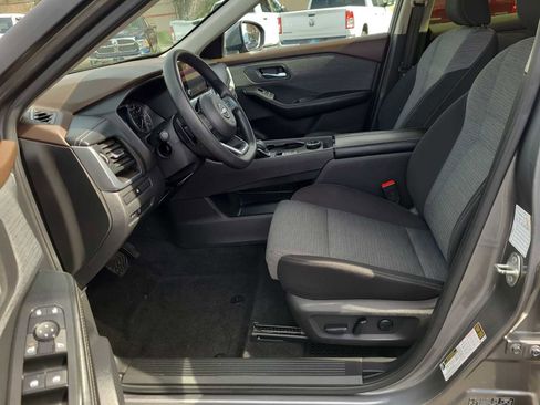 Used 2023 Nissan Rogue SV image 19