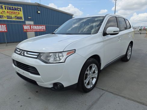 Used 2014 Mitsubishi Outlander SE image 3