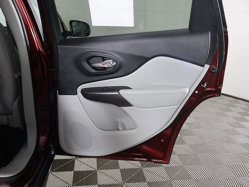 Used 2021 Jeep Cherokee Latitude Lux w/ Mopar Interior Package image 22