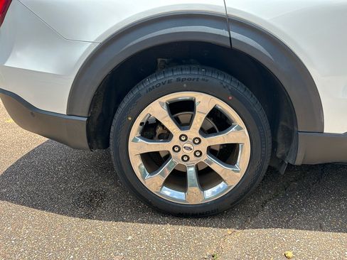 Used 2020 Ford Explorer Platinum w/ Premium Technology Package AWD/4WD image 5