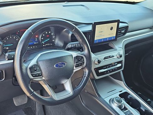 Used 2023 Ford Explorer XLT image 18