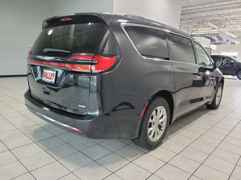 Used 2022 Chrysler Pacifica Touring-L AWD/4WD image 11