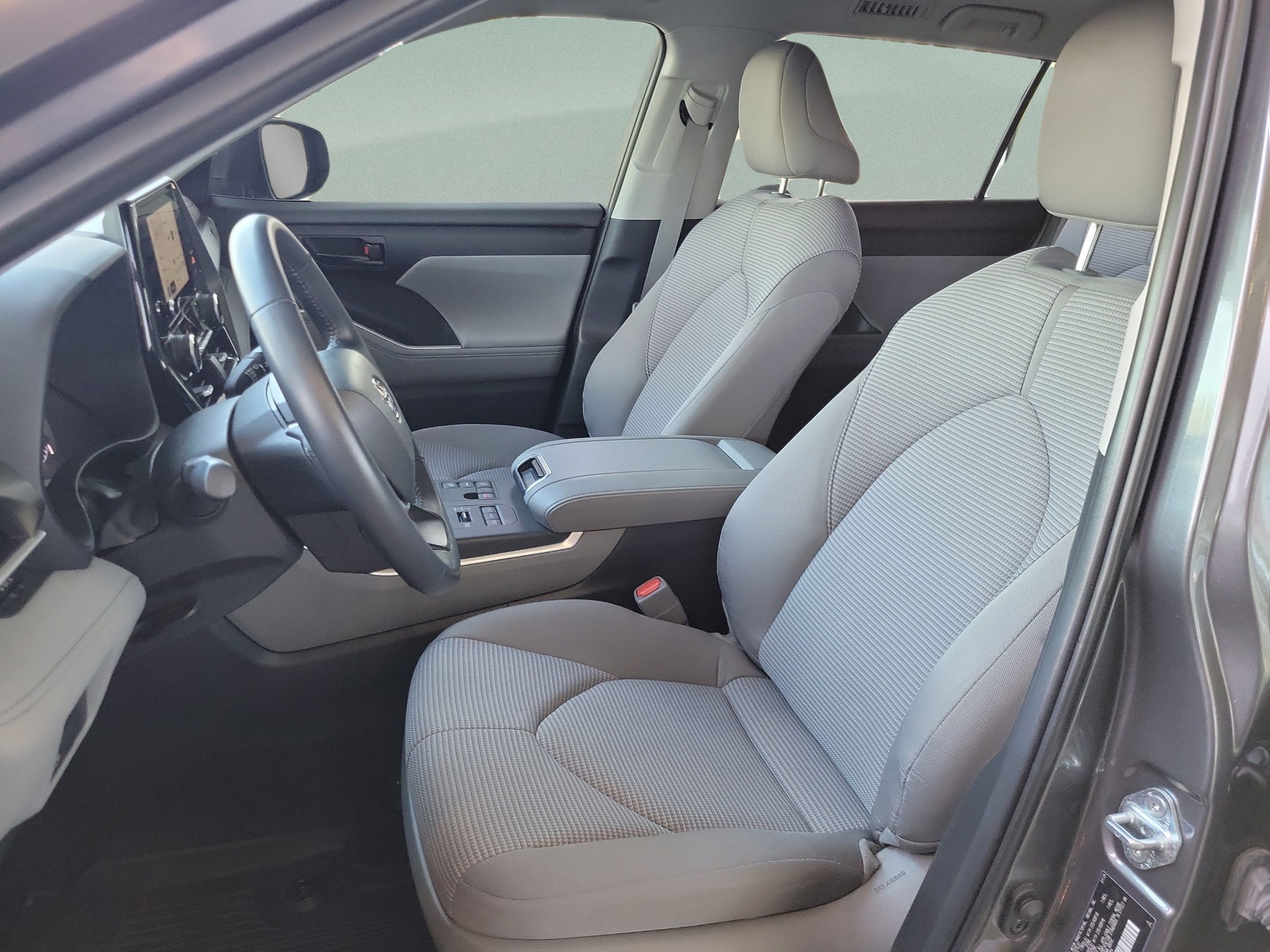 Used 2024 Toyota Highlander LE AWD/4WD image 13