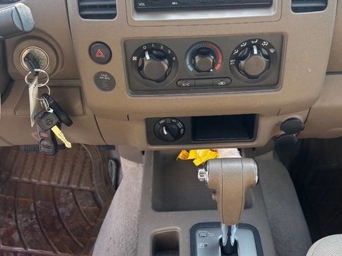 Used 2007 Nissan Frontier SE w/ SE Value Truck Pkg image 15