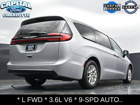 Used 2023 Chrysler Pacifica Touring-L FWD image 25