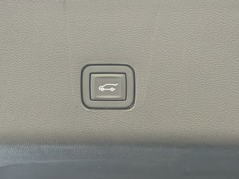Used 2023 Chevrolet Traverse LT FWD image 9