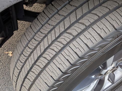 Used 2019 Toyota Highlander XLE image 12