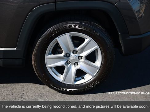 Used 2022 Jeep Compass Latitude image 10