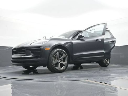Certified 2025 Porsche Macan AWD/4WD image 30