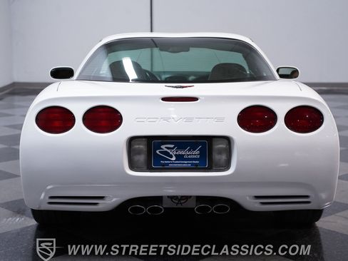 Used 2004 Chevrolet Corvette Coupe w/ Roof Package RWD image 10