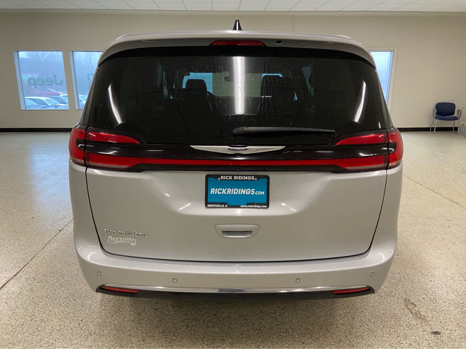 Used 2024 Chrysler Pacifica Touring-L FWD image 7
