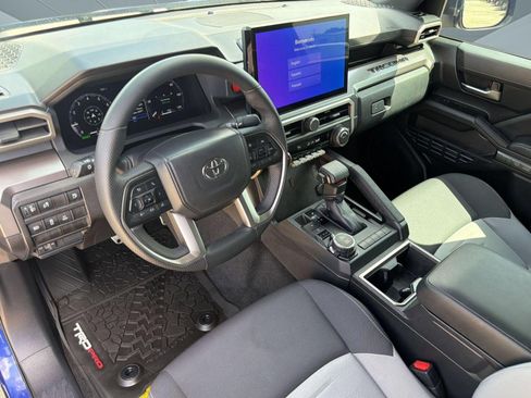 Used 2025 Toyota Tacoma TRD Sport AWD/4WD image 4