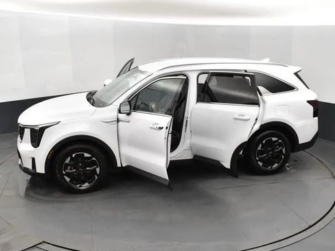 Used 2024 Kia Sorento S image 7