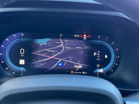 Used 2024 Volvo XC40 B5 Plus image 28