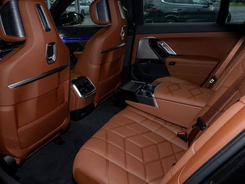 Used 2025 BMW i7 eDrive50 w/ Premium Package image 38