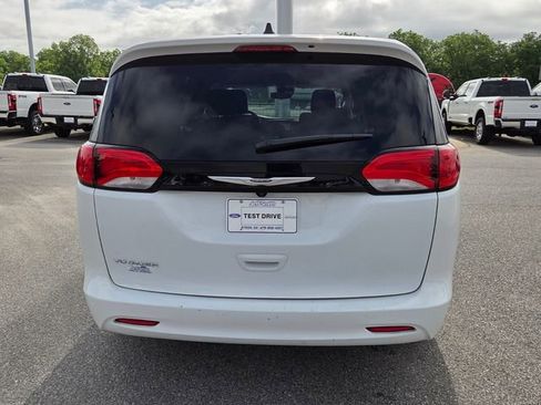 Used 2023 Chrysler Voyager LX FWD image 11