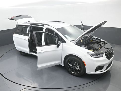New 2026 Chrysler Pacifica Select image 69
