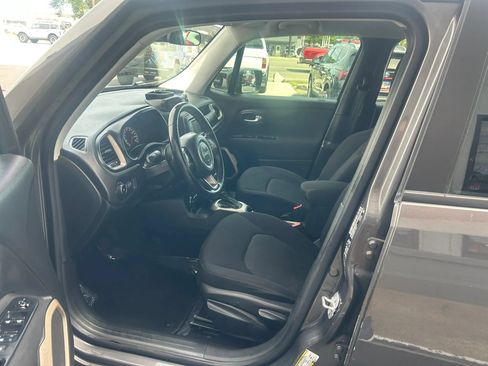 Used 2017 Jeep Renegade Latitude AWD/4WD image 3