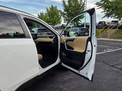 Used 2022 Toyota RAV4 XLE AWD/4WD image 29