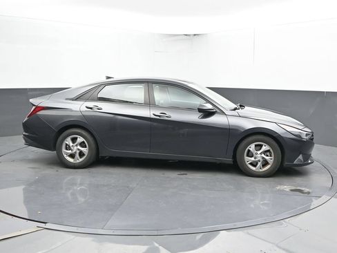 Used 2021 Hyundai Elantra SE FWD image 4