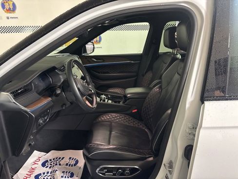 Used 2022 Jeep Grand Cherokee Summit w/ Luxury Tech Group V image 21