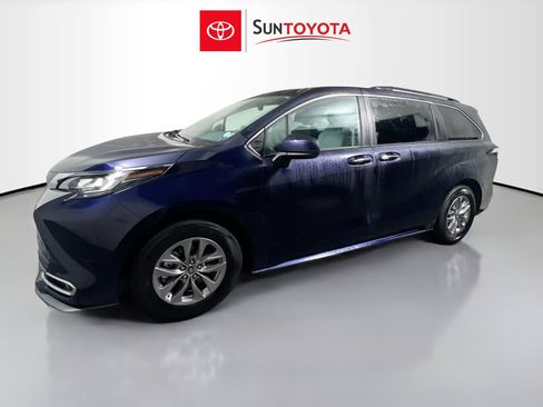 Used 2023 Toyota Sienna XLE image 9