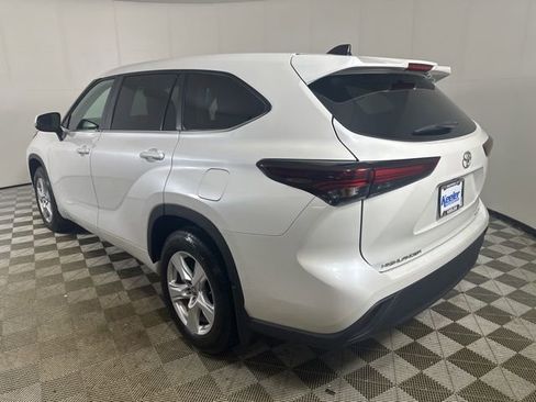 Used 2024 Toyota Highlander LE AWD/4WD image 4