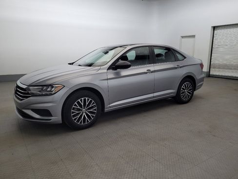 Used 2021 Volkswagen Jetta SE FWD image 2