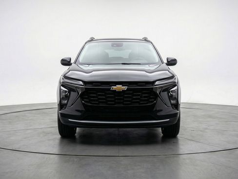 Used 2025 Chevrolet Trax LT FWD image 2