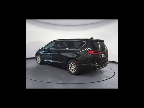 Used 2023 Chrysler Pacifica Touring-L FWD image 4