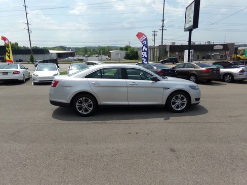 Used 2016 Ford Taurus SE image 3