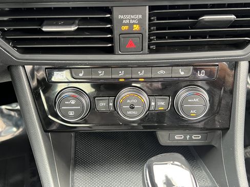 Used 2024 Volkswagen Jetta SE FWD image 29