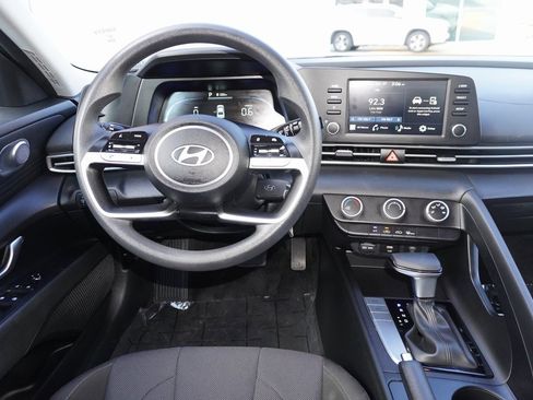 Used 2025 Hyundai Elantra SE image 10