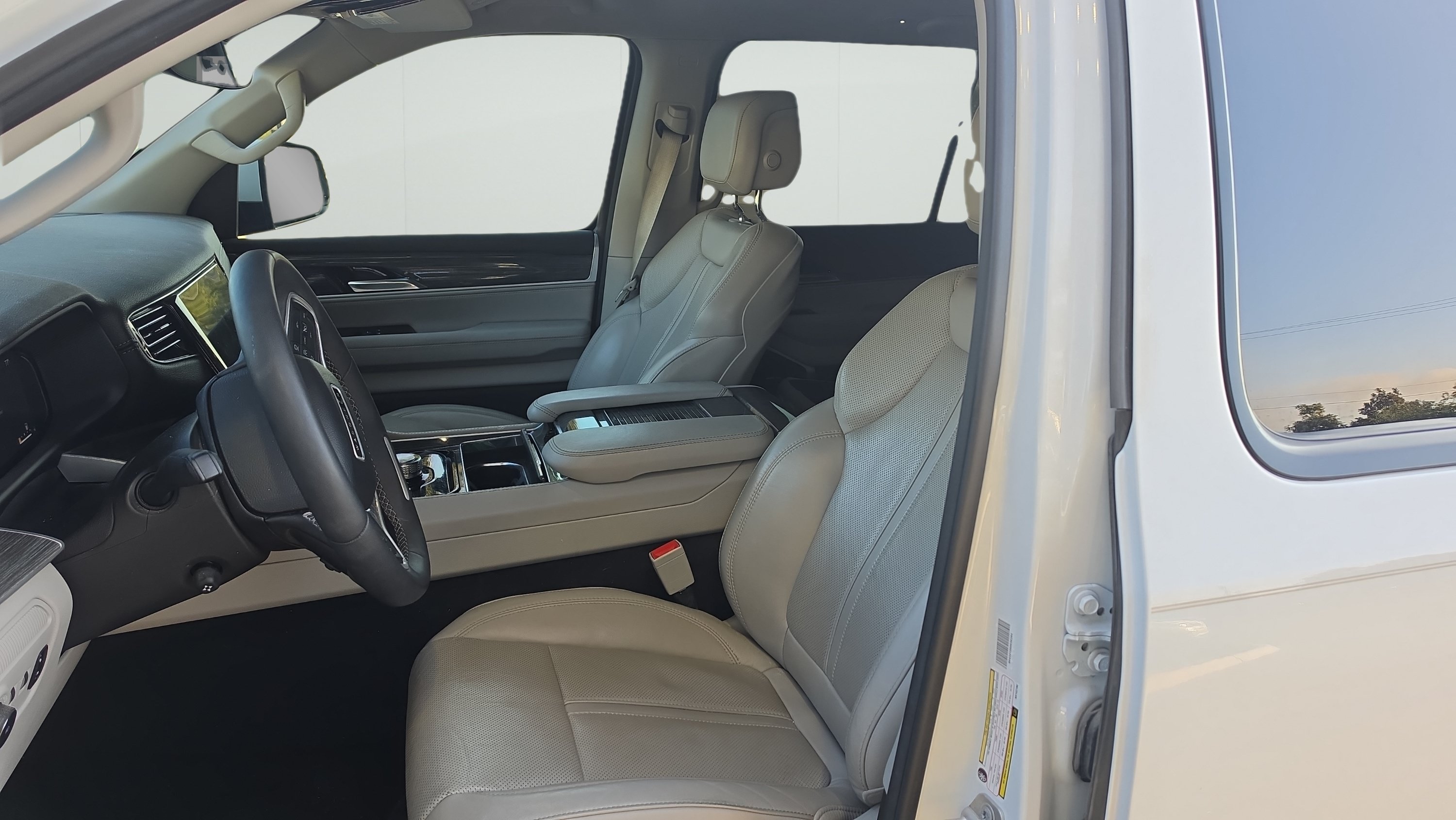 Used 2022 Jeep Wagoneer Series II AWD/4WD image 9