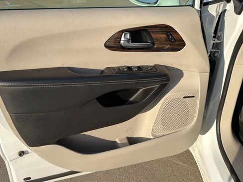 Used 2022 Chrysler Pacifica Limited image 84