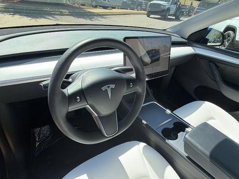 Used 2023 Tesla Model Y Long Range image 25