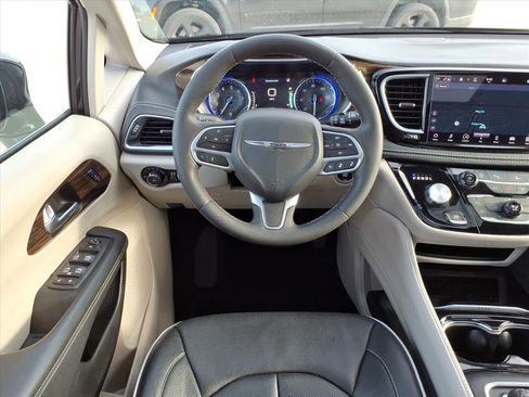Used 2023 Chrysler Pacifica Limited image 6