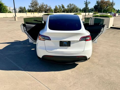 Used 2021 Tesla Model Y 2WD image 34